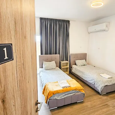 Downtown Rooms, 200m From Marina Pansiyon Larnaca